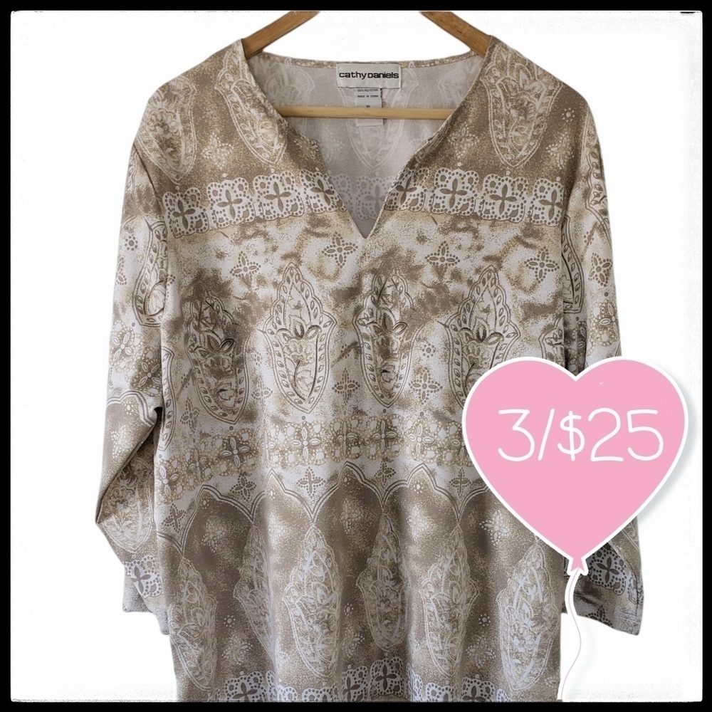 ⭐3/$25⭐ Cathy Daniels 3/4 Sleeve Abstract Vneck Top